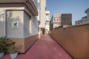 Free self-parking - Treebo Modern Stays (Noida)