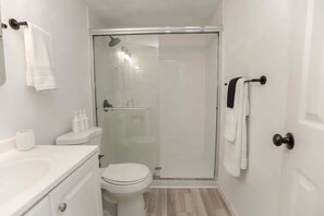 Dusche, Haartrockner, Handtücher