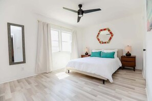 1 habitación, tabla de planchar con plancha, cuna de viaje y wifi 