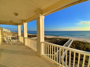 Un portico coperto con vista sulla spiaggia e sull'oceano.
