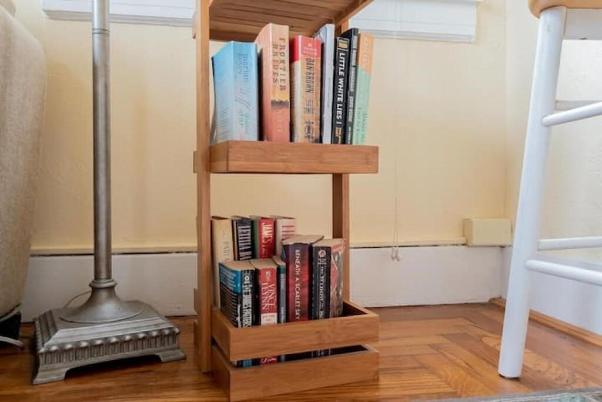 Una estantería de madera con varios estantes llenos de libros.