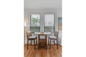 Window dining nook for two - Pool/StepsToBeach/Dine/MoodStudioCONDO (Palm Beach)