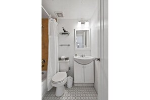 Bright bathroom with vanity - Pool/StepsToBeach/Dine/MoodStudioCONDO (Palm Beach)