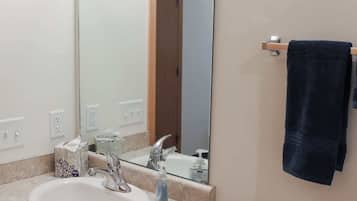 Chuveiro, secador de cabelo, toalhas de banho