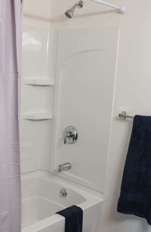 Ducha, secador de pelo y toallas