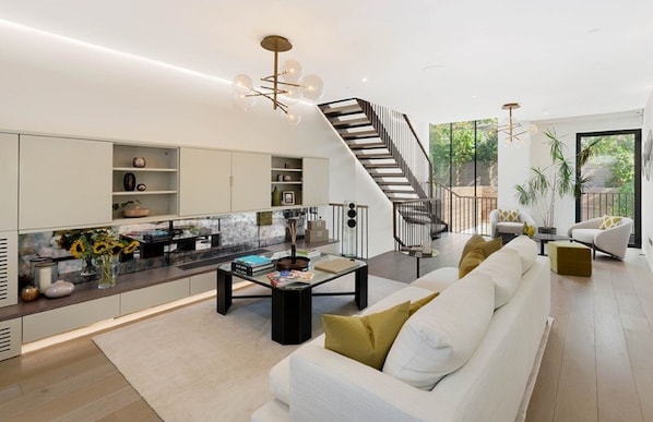 Interior - Lovely 4-bed Apartment in Soho (London)