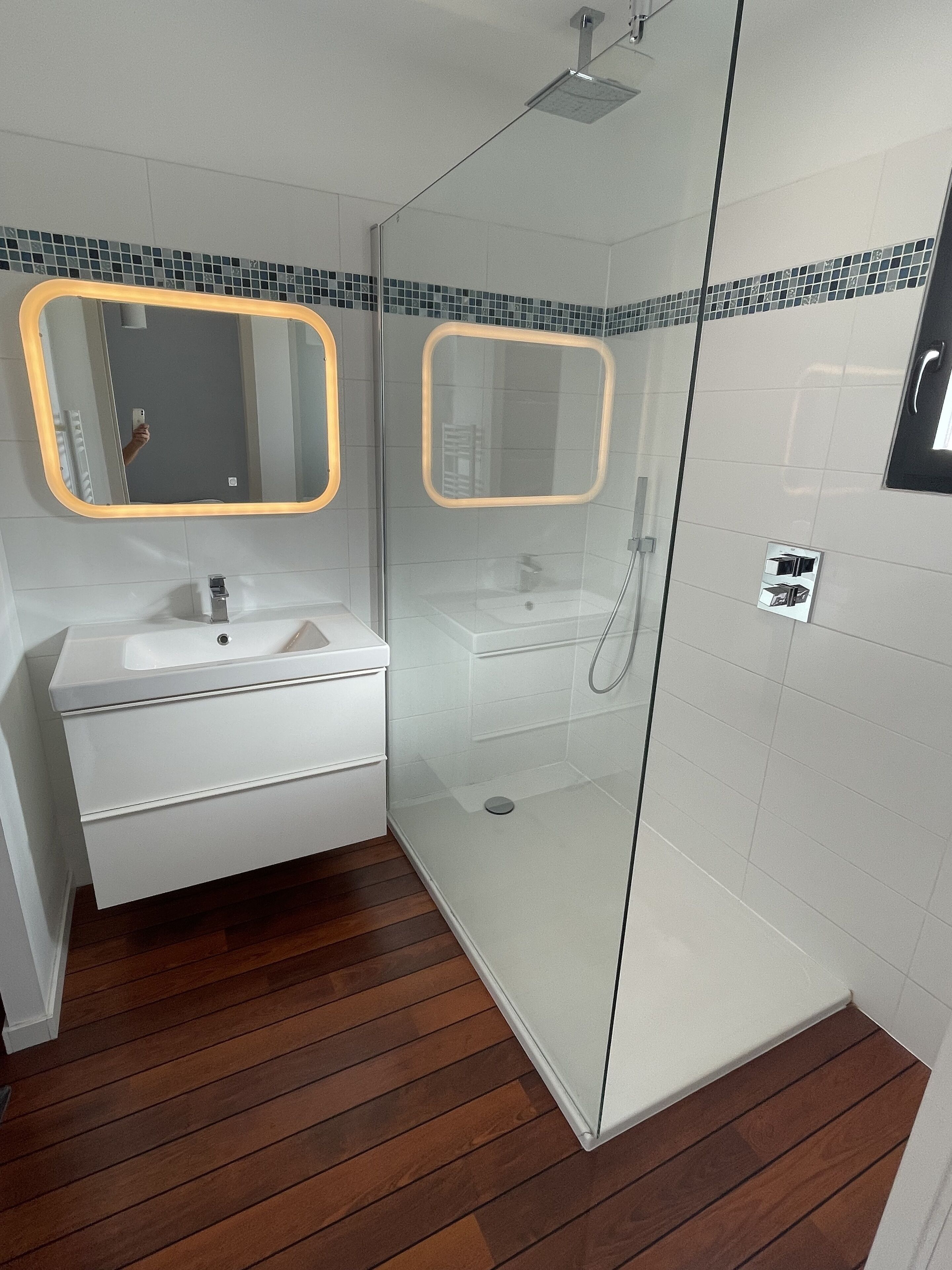 Bathtub, towels