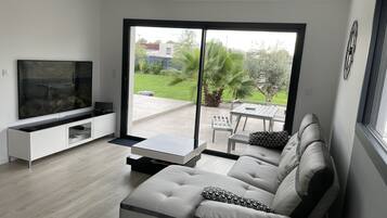 Smart TV, table tennis