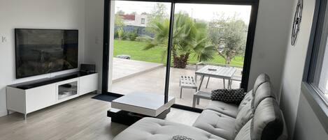 Smart-tv och ett bordtennisbord