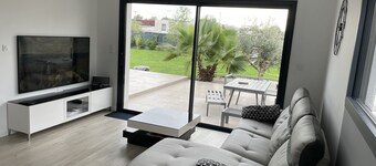 Magnificent contemporary with heated spa 15 min from Bordeaux center.