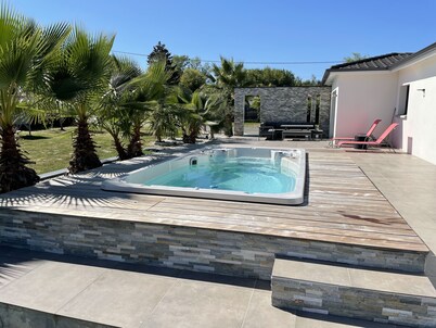 Magnificent contemporary property with heated spa 15 min from Bordeaux center.