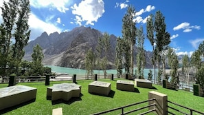 Outdoor dining - Famree Resort Hunza (Aina Abad)
