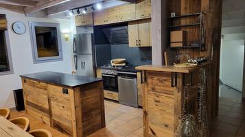 Frigorífico, microondas, horno y placa de cocina