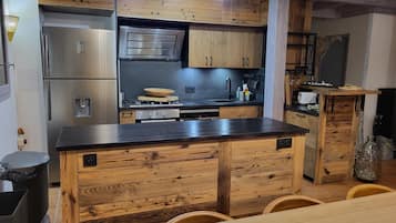 Frigorífico, microondas, horno y placa de cocina