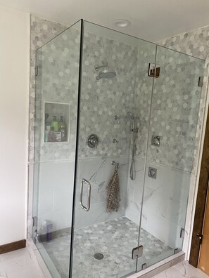 Badewanne, Whirlpool, Haartrockner, Handtücher