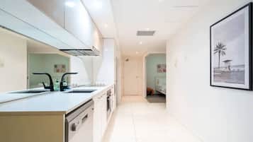 Geladeira, micro-ondas, fogão, cooktop