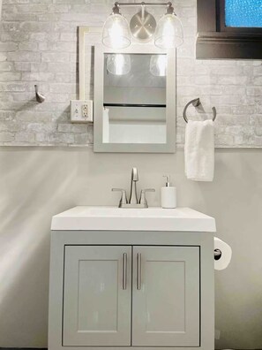 Combined shower/bathtub, hair dryer, towels, soap
