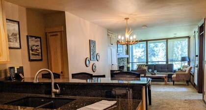 Cozy condo perfectly located in resort/golf course. Minutes from Brundage/McCall