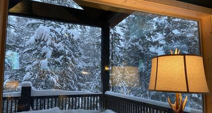 Yellowstone's LUXURY Cabin Retreat, w/Hot Tub! Ten Minutes from Yellowstone NP!