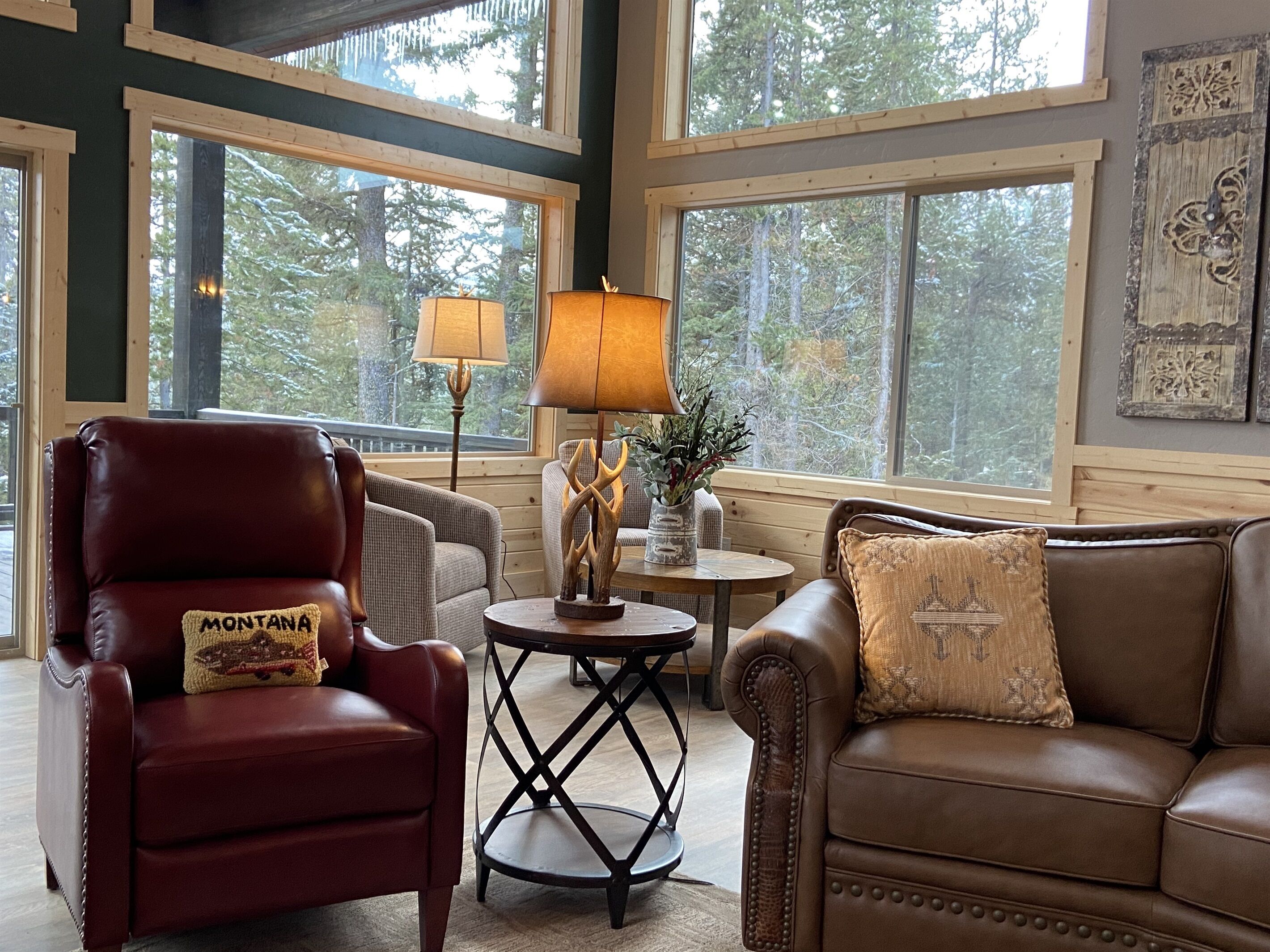 Een smart-tv, een open haard, een dvd-speler en tafelvoetbal