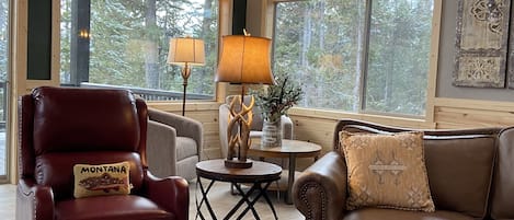 Een smart-tv, een open haard, een dvd-speler en tafelvoetbal