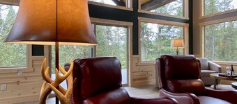 Yellowstone's LUXURY Cabin Retreat, w/Hot Tub!  Ten Minutes from Yellowstone NP!