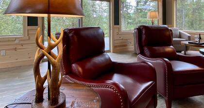 Yellowstone's LUXURY Cabin Retreat, w/Hot Tub! Ten Minutes from Yellowstone NP!