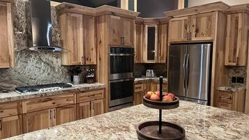 Køleskab, mikrobølgeovn, ovn, kogeplade