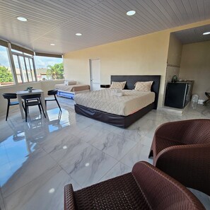 Deluxe fyrbäddsrum | Minibar, värdeförvaringsskåp på rummet och skrivbord