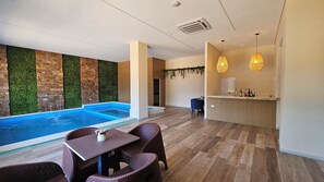 Ein Poolbereich mit Bar und Sitzgelegenheiten.