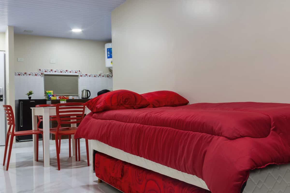 Habitación triple clásica | Minibar, caja de seguridad en la habitación y escritorio