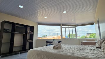 Minibar, caja de seguridad en la habitación y escritorio