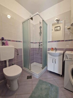 Douche, séchoir à cheveux, serviettes fournies