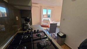 ثلاجة، ميكروويف، فرن، موقد طهي مسطح