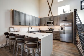 Kjøleskap, ovn, kokeplater og kaffetrakter/tekoker