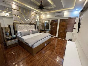 8 bedrooms, internet