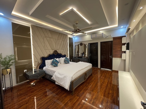 Brand new building with 8 bedrooms, 6 bathroom, 3 kitchen with luxury appliances