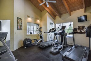 Fitness facility - Mountain-view condo with heated pool, tennis, W/D & central AC - near golf (Tucson)