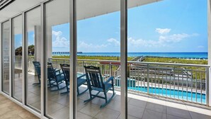 A balcony with a view of the ocean and a pool. - 🌅Gulf Front|-Beachfront Pool|3BR The Pearl 1201🌅 (Navarre)