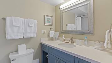 Suihkun ja ammeen yhdistelmä, hiustenkuivaaja, pyyhkeet, saippua