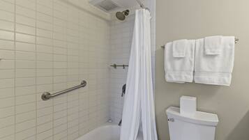 Suihkun ja ammeen yhdistelmä, hiustenkuivaaja, pyyhkeet, saippua