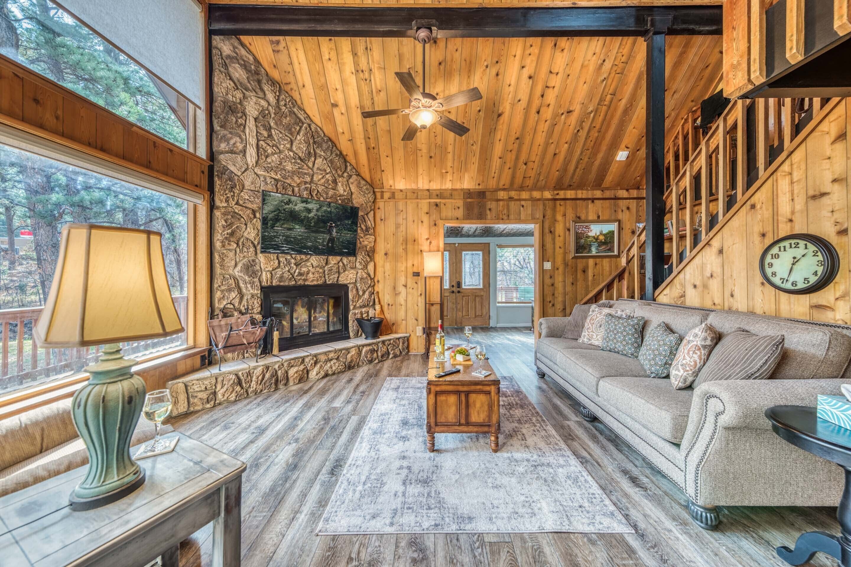 Paradise on the River | Wood Fireplace, Hot Tub!