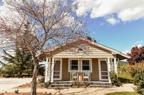 The Cottage: One bedroom w/mini fridge & private bath.