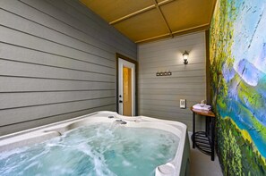 Bañera de hidromasaje cubierta