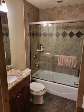 Een bad, een haardroger, handdoeken