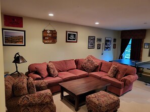 Een televisie en een open haard