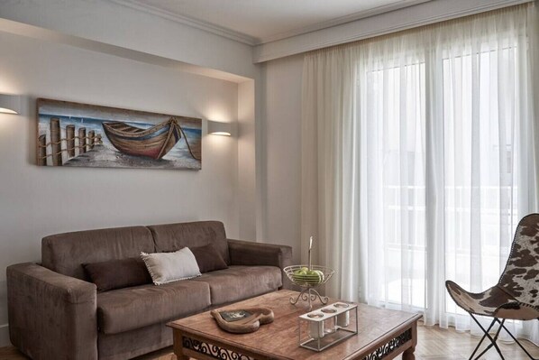 Smart TV - Marvelous n Bright Apt next to Megaro Mousikis (Athina)