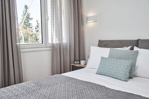 2 bedrooms, desk, iron/ironing board, travel cot - Marvelous n Bright Apt next to Megaro Mousikis (Athina)