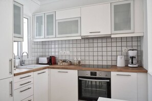 Køleskab, mikrobølgeovn, ovn, kogeplade