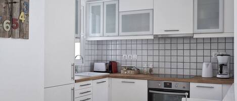 Køleskab, mikrobølgeovn, ovn, kogeplade